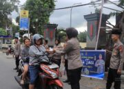 Polres Lombok Tengah Bagikan Takjil Gratis kepada Pengendara Selama Bulan Ramadan
