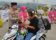 Ramadan Penuh Berkah, Polsek KP3 Lembar Bagi Takjil ke Penumpang