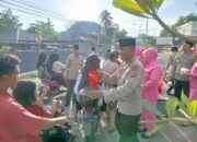 Ramadhan Berkah, Polres Bima Kota Bagi-Bagi Takjil Gratis untuk Pengendara