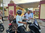 Personel Sat Reskrim Polres Sumbawa Berbagi Takjil Untuk Masyarakat di Bulan Suci Ramadhan