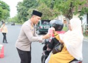 Turun Ke Jalan, Kapolres Sumbawa Ikut Bagikan Takjil Gratis kepada Masyarakat & Pengguna Jalan