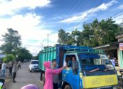 Anggota Polsek Pekat dan Bhayangkari Ranting Pekat Berbagi Takjil di Bulan Suci Ramadhan