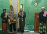 Bhabinkamtibmas Desa Beru Sambang dan Sholat Tarawih Berjamaah di Masjid Al-Istiqomah Berikan Pesan Kamtibmas