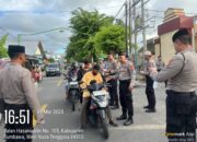 Moment Penuh Berkah, Sat Samapta Polres Sumbawa Bagi-Bagi Takjil Gratis