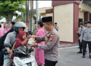 Jelang Berbuka, Sat Intelkam Polres Sumbawa Bagikan Ratusan Paket Takjil