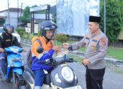 Kapolres Sumbawa Barat Bersama PJU Bagikan Takjil di Depan Mapolres Bagi Pengguna Jalan
