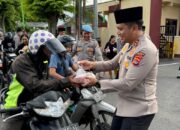Kegiatan Penuh Kehangatan Kapolres Sumbawa dan Personel Bagikan Takjil kepada Masyarakat