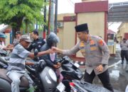 Kapolres Sumbawa Bersama Gabungan Staf Bagikan Takjil Kepada Masyarakat