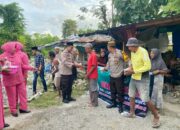 Polri Untuk Masyarakat: Polsek Rasbar Sambangi Pemecah Batu dan Berbagi Takjil