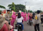 Polsek Lape dan Polsek Plampang Bagikan Takjil di Bulan Ramadhan