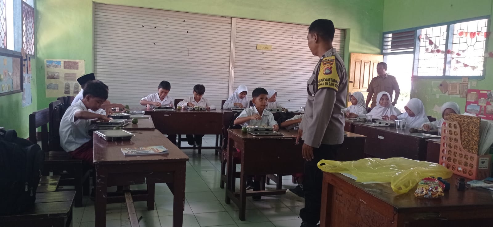 Polsek Gerung Kawal Ketat Program Makan Bergizi Gratis di Lombok Barat, Pastikan Berjalan Lancar