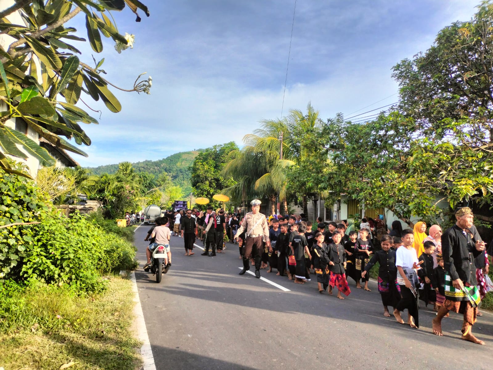 Polsek Sekotong Kawal Tradisi Adat Nyongkolan, Masyarakat Apresiasi Kehadiran Polisi