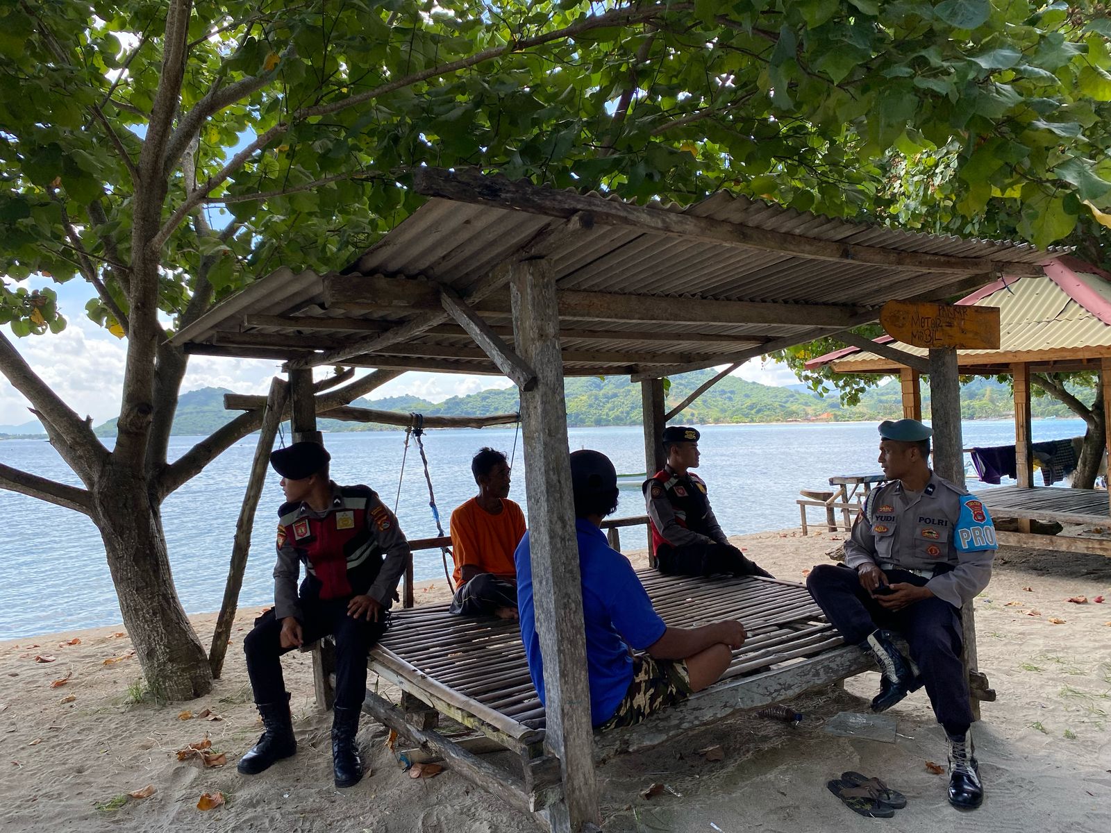 Keamanan Wisata Terjaga, Polsek Sekotong Sukses Laksanakan KRYD di Pantai Arjuna