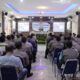 Lombok Barat, NTB – Tim dari Pusat Penelitian dan Pengembangan (Puslitbang) Kepolisian Republik Indonesia (Polri) menggelar penelitian penting di Polda Nusa Tenggara Barat (NTB) pada hari Selasa (29/4/2025). Kegiatan yang berfokus pada peningkatan profesionalitas anggota Polri serta mitigasi potensi pelanggaran etik ini dilaksanakan di Mapolres Lombok Barat. Melibatkan personel dari Polres Lombok Barat dan Polres Lombok Utara. Kegiatan ini dihadiri oleh sejumlah pejabat utama dari kedua Polres serta perwakilan anggota. Ketua Tim Puslitbang Polri, Kombes Pol A. Widihandoko, S.H., M.H., memimpin langsung jalannya penelitian. Turut hadir Wakapolres Lombok Barat, Kompol Kadek Metria, S.Sos., S.H., M.H., dan Wakapolres Lombok Utara, Kompol Adhika Ginanjar W., S.E., M.Si., beserta tim dari Puslitbang Polri. Sambutan Hangat dan Harapan Peningkatan Kualitas SDM Mengawali kegiatan, Kapolres Lombok Barat, Polda NTB, AKBP Yasmara Harahap, S.I.K., melalui Wakapolres Lombok Barat, Kompol Kadek Metria, menyoroti jumlah personel di wilayah hukumnya. "Kami berharap dengan adanya penelitian ini, akan ada masukan yang konstruktif bagi pimpinan dalam mengambil kebijakan terkait peningkatan profesionalitas dan pengembangan personel," ujar Kompol Kadek Metria dalam sambutannya. Mitigasi Etik Ketua Tim Puslitbang Polri, Kombes Pol A. Widihandoko, dalam paparannya menyampaikan latar belakang dilaksanakannya penelitian ini. Menyoroti maraknya pelanggaran kode etik yang dilakukan oleh oknum anggota Polri, yang berdampak signifikan terhadap citra institusi di mata masyarakat. "Pelanggaran etik ini menjadi landasan bagi kami untuk melaksanakan kegiatan mitigasi etik. Tujuannya adalah untuk mengidentifikasi akar permasalahan, mengurangi risiko terjadinya pelanggaran di masa depan, serta meningkatkan profesionalisme seluruh anggota Polri," tegas Kombes Pol A. Widihandoko. Menambahkan bahwa hasil dari penelitian ini akan menjadi bahan masukan penting bagi pimpinan Polri dalam merumuskan langkah-langkah kebijakan yang lebih efektif. Diskusi Mendalam dan Pengumpulan Data Setelah sesi paparan, kegiatan dilanjutkan dengan sesi Focus Group Discussion (FGD) dan wawancara yang dipandu oleh AKBP Ade Chadidjah, S.Sos., dan Konsultan dari Badan Riset dan Inovasi Nasional (BRIN), Dini Dwi Kusumaningrum, S.Sos., M.Si. Sesi ini bertujuan untuk menggali perspektif dan pengalaman langsung dari para personel terkait profesionalitas dan tantangan etika yang mereka hadapi dalam bertugas. Selain itu, para Pejabat Utama (PJU) dari Polres Lombok Barat dan Lombok Utara serta perwakilan personel juga mengisi kuesioner yang telah disiapkan oleh tim Puslitbang Polri. Pengumpulan data melalui FGD, wawancara, dan kuesioner ini diharapkan dapat memberikan gambaran yang komprehensif mengenai kondisi profesionalitas dan potensi risiko etik di lingkungan Polda NTB, khususnya di wilayah Lombok Barat dan Lombok Utara. Kegiatan penelitian ini diakhiri dengan sesi penutup dan foto bersama sebagai bentuk dokumentasi. Langkah selanjutnya adalah Tim Puslitbang Polri akan menganalisis data yang terkumpul untuk kemudian merumuskan rekomendasi yang akan disampaikan kepada pimpinan Polri. Diharapkan, hasil penelitian ini dapat menjadi landasan penting dalam upaya berkelanjutan untuk meningkatkan profesionalitas dan integritas seluruh anggota Polri. Serta meminimalisir terjadinya pelanggaran etik demi terwujudnya Polri yang semakin dipercaya dan dicintai masyarakat.
