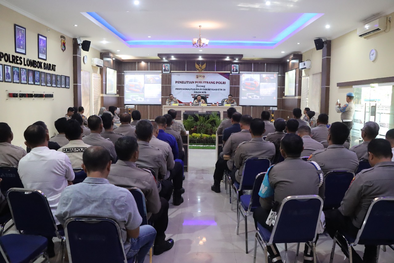 Lombok Barat, NTB – Tim dari Pusat Penelitian dan Pengembangan (Puslitbang) Kepolisian Republik Indonesia (Polri) menggelar penelitian penting di Polda Nusa Tenggara Barat (NTB) pada hari Selasa (29/4/2025). Kegiatan yang berfokus pada peningkatan profesionalitas anggota Polri serta mitigasi potensi pelanggaran etik ini dilaksanakan di Mapolres Lombok Barat. Melibatkan personel dari Polres Lombok Barat dan Polres Lombok Utara. Kegiatan ini dihadiri oleh sejumlah pejabat utama dari kedua Polres serta perwakilan anggota. Ketua Tim Puslitbang Polri, Kombes Pol A. Widihandoko, S.H., M.H., memimpin langsung jalannya penelitian. Turut hadir Wakapolres Lombok Barat, Kompol Kadek Metria, S.Sos., S.H., M.H., dan Wakapolres Lombok Utara, Kompol Adhika Ginanjar W., S.E., M.Si., beserta tim dari Puslitbang Polri. Sambutan Hangat dan Harapan Peningkatan Kualitas SDM Mengawali kegiatan, Kapolres Lombok Barat, Polda NTB, AKBP Yasmara Harahap, S.I.K., melalui Wakapolres Lombok Barat, Kompol Kadek Metria, menyoroti jumlah personel di wilayah hukumnya. "Kami berharap dengan adanya penelitian ini, akan ada masukan yang konstruktif bagi pimpinan dalam mengambil kebijakan terkait peningkatan profesionalitas dan pengembangan personel," ujar Kompol Kadek Metria dalam sambutannya. Mitigasi Etik Ketua Tim Puslitbang Polri, Kombes Pol A. Widihandoko, dalam paparannya menyampaikan latar belakang dilaksanakannya penelitian ini. Menyoroti maraknya pelanggaran kode etik yang dilakukan oleh oknum anggota Polri, yang berdampak signifikan terhadap citra institusi di mata masyarakat. "Pelanggaran etik ini menjadi landasan bagi kami untuk melaksanakan kegiatan mitigasi etik. Tujuannya adalah untuk mengidentifikasi akar permasalahan, mengurangi risiko terjadinya pelanggaran di masa depan, serta meningkatkan profesionalisme seluruh anggota Polri," tegas Kombes Pol A. Widihandoko. Menambahkan bahwa hasil dari penelitian ini akan menjadi bahan masukan penting bagi pimpinan Polri dalam merumuskan langkah-langkah kebijakan yang lebih efektif. Diskusi Mendalam dan Pengumpulan Data Setelah sesi paparan, kegiatan dilanjutkan dengan sesi Focus Group Discussion (FGD) dan wawancara yang dipandu oleh AKBP Ade Chadidjah, S.Sos., dan Konsultan dari Badan Riset dan Inovasi Nasional (BRIN), Dini Dwi Kusumaningrum, S.Sos., M.Si. Sesi ini bertujuan untuk menggali perspektif dan pengalaman langsung dari para personel terkait profesionalitas dan tantangan etika yang mereka hadapi dalam bertugas. Selain itu, para Pejabat Utama (PJU) dari Polres Lombok Barat dan Lombok Utara serta perwakilan personel juga mengisi kuesioner yang telah disiapkan oleh tim Puslitbang Polri. Pengumpulan data melalui FGD, wawancara, dan kuesioner ini diharapkan dapat memberikan gambaran yang komprehensif mengenai kondisi profesionalitas dan potensi risiko etik di lingkungan Polda NTB, khususnya di wilayah Lombok Barat dan Lombok Utara. Kegiatan penelitian ini diakhiri dengan sesi penutup dan foto bersama sebagai bentuk dokumentasi. Langkah selanjutnya adalah Tim Puslitbang Polri akan menganalisis data yang terkumpul untuk kemudian merumuskan rekomendasi yang akan disampaikan kepada pimpinan Polri. Diharapkan, hasil penelitian ini dapat menjadi landasan penting dalam upaya berkelanjutan untuk meningkatkan profesionalitas dan integritas seluruh anggota Polri. Serta meminimalisir terjadinya pelanggaran etik demi terwujudnya Polri yang semakin dipercaya dan dicintai masyarakat.