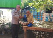 Bhabinkamtibmas Desa Mapin Beru Ulurkan Tangan, Bantu Lansia Di Wilayah Binaannya