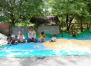 Dekat dengan Warga, Bhabinkamtibmas Kelurahan Nungga Bantu Petani Saat Panen Jagung