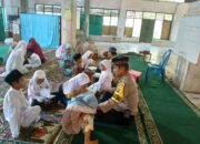 Bhabinkamtibmas Desa Ntori Sambang dan Ajar Anak-anak Mengaji di TPA Nurul Huda, Sampaikan Pesan Kamtibmas