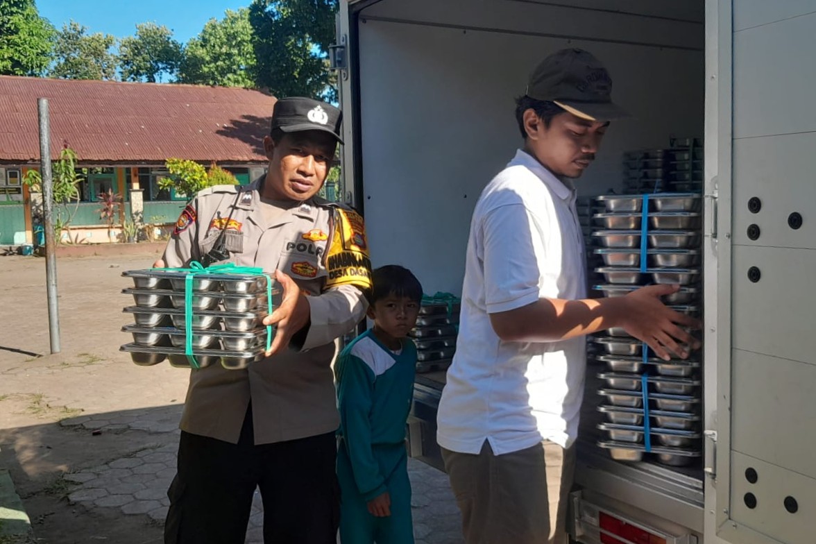 Polsek Gerung Kawal Pembagian Makan Bergizi Gratis untuk Ratusan Siswa SD di Dasan Tapen