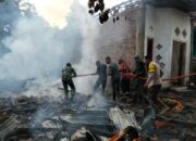 Personel Polsek Ambalawi Bantu Padamkan Kebakaran Rumah di Dusun Benteng Tolowata