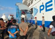 Polsek Kawasan Pelabuhan Laut Bima Amankan Proses Embarkasi dan Debarkasi Kapal KM. AWU di Pelabuhan Bima