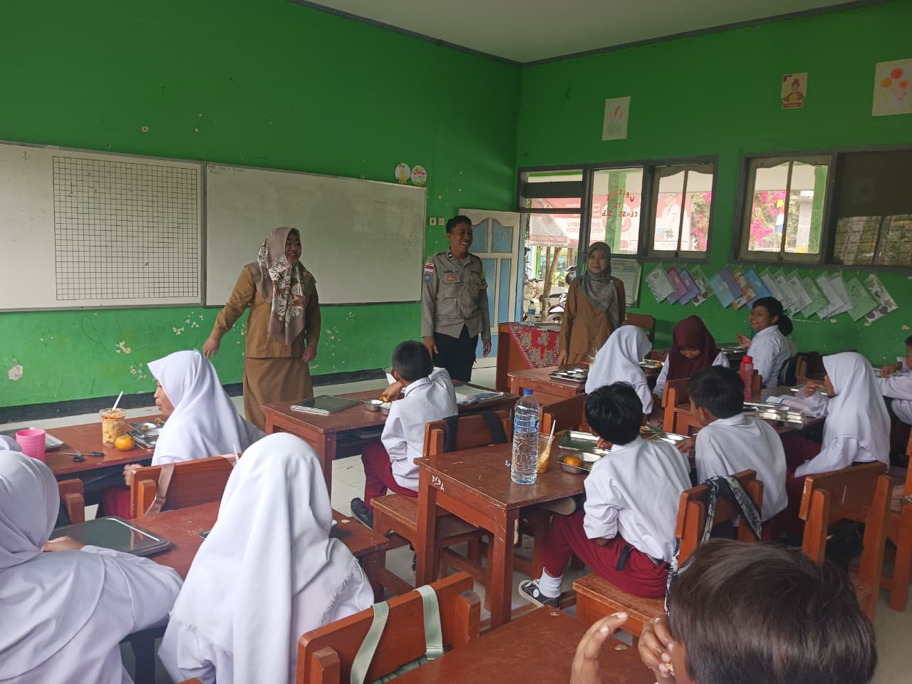 Bantuan Makanan Bergizi Gratis Jangkau Ribuan Pelajar di Sekotong