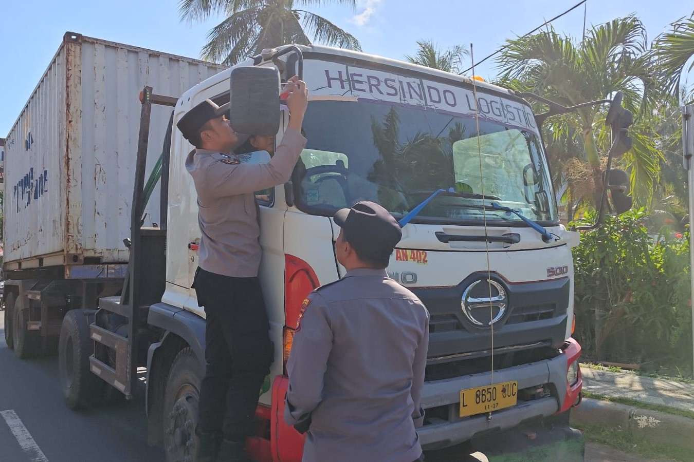 Polsek Pelabuhan Lembar Bagikan Bendera Merah Putih kepada Sopir Truk Sambut HUT RI ke-80