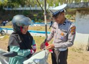 Sat Lantas Polres Bima Kota Bagikan dan Pasang Bendera Merah Putih pada Pengendara Sambut HUT RI ke-80