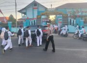 Sat Lantas Polres Bima Kota Laksanakan Strong Point, Bantu Pejalan Kaki dan Anak Sekolah Menyeberang Jalan
