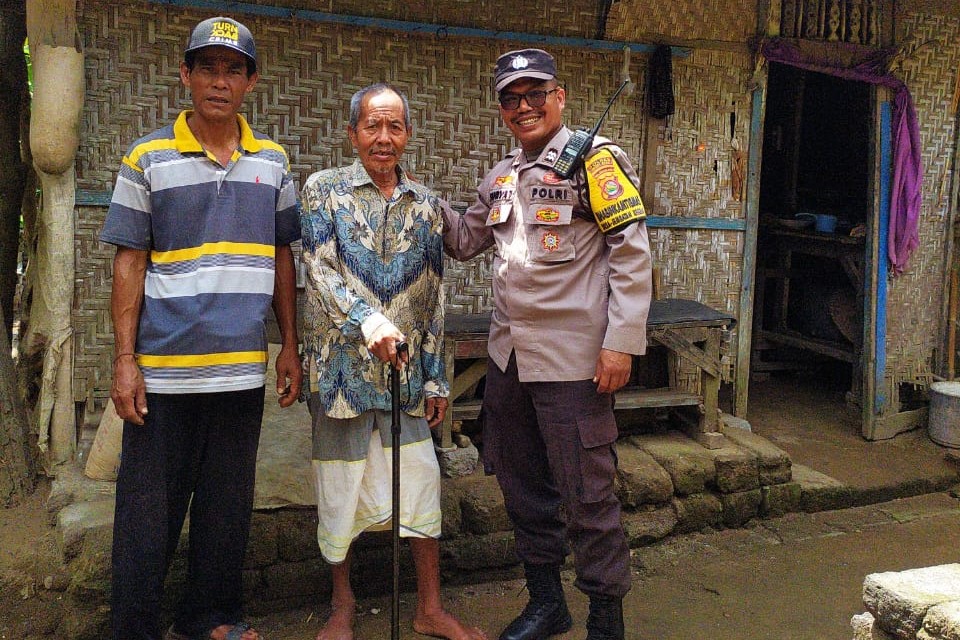 Peduli Mantap Polres Lombok Barat: Bantuan Tongkat Bagi Warga Sakit dan Lansia