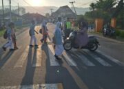 Personel Polsek Seteluk Laksanakan Rawan Pagi, Jaga Keamanan Lalu Lintas dan Dekatkan Diri dengan Siswa