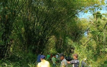 Bhabinkamtibmas Desa Seloto Aiptu Abdul Kadir Ajak Warga Gotong Royong di Jalan Raya Seloto