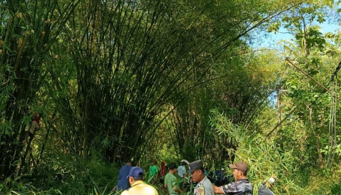 Bhabinkamtibmas Desa Seloto Aiptu Abdul Kadir Ajak Warga Gotong Royong di Jalan Raya Seloto