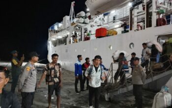 Polsek Kawasan Pelabuhan Laut Bima Amankan Embarkasi dan Debarkasi Kapal KM. WILIS di Pelabuhan Bima