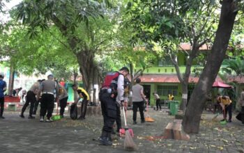 Pasca Olah TKP, Polres Metro Jakarta Utara Bersihkan Masjid SMAN 72 Kelapa Gading untuk Pulihkan Kondisi dan Hilangkan Traumatis Warga Sekolah