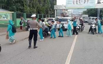 Unit Lantas Polsek Rasanae Barat Polres Bima Kota Laksanakan Kegiatan Rawan Pagi, Bantu Pelajar Menyebrang Jalan