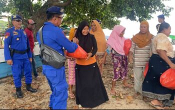 POLRES DOMPU GELAR BAKTI SOSIAL DALAM RANGKA HUT POLAIRUD KE-75 DI PESISIR DESA NANGAMIRO
