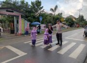 Polisi Bantu Siswa Menyeberang Jalan, Kapolres Tekankan Keselamatan Pelajar