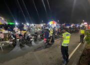 Personel Polsek Taliwang Amankan Konser Musik Rocker Club Sumbawa Barat di Alun-Alun Kota Taliwang