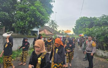 BHABINKAMTIBMAS DESA PAJANGAN LAKSANAKAN PENGAMANAN ACARA NYONGKOLAN DI DUSUN DASAN BARU