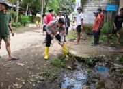 Polsek Sekotong, Warga & KKN Bersihkan Got di Lombok Barat