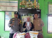 Briptu Baori Rozak Anjani melaksanakan kegiatan pendampingan pendistribusian bantuan pangan dari Perum Bulog