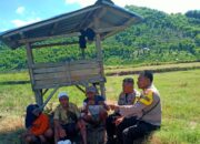 Bhabinkamtibmas Polres Bima Kota Laksanakan Jum’at Curhat, Sambangi Warga di Area Persawahan Penaraga