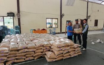 Bhabinkamtibmas Dampingi Penyaluran Benih Padi di Desa Binaan