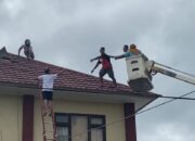 Aksi Heroik di Polres Bima Kota, Kapolres Bima Kota Berhasil Persuasif Seorang Pria Turun dari Atap