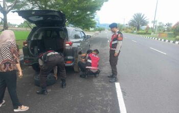 Aksi Humanis Sat Samapta Polres Lobar Bantu Warga Ganti Ban di By Pass BIL II