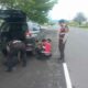 Aksi Humanis Sat Samapta Polres Lobar Bantu Warga Ganti Ban di By Pass BIL II