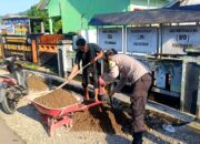 Bhabinkamtibmas Desa Tamekan Bersama Warga Gotong Royong Bersihkan Saluran Air