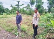 Bhabinkamtibmas Desa Kuang Baru Sambangi Warga, Ajak Manfaatkan Lahan Dukung Ketahanan Pangan