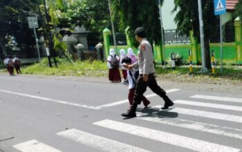 Personel Polsek Suela Laksanakan Pengaturan Lalu Lintas di Depan SDN 2 Suela untuk Tingkatkan Keamanan
